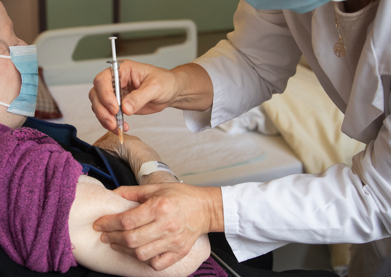 la vaccination covid 19 est ouverte aux patients de plus de 75 ans groupe hospitalier saint vincent